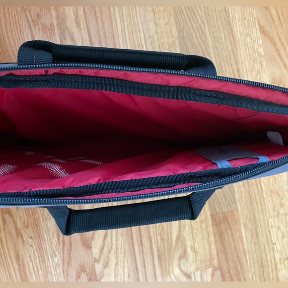 Case Logic 16” lap top bag - Picture 2 of 7